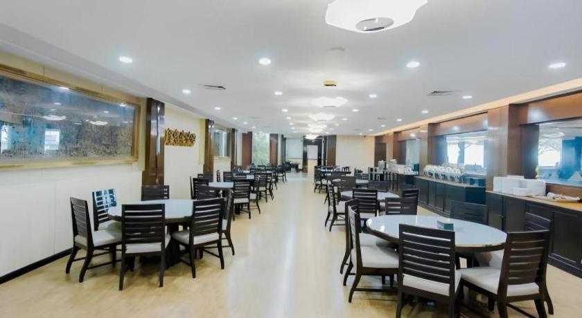 Sarita Chalet & Spa Hotel - Sha Extra Plus Jomtien Beach Exteriör bild